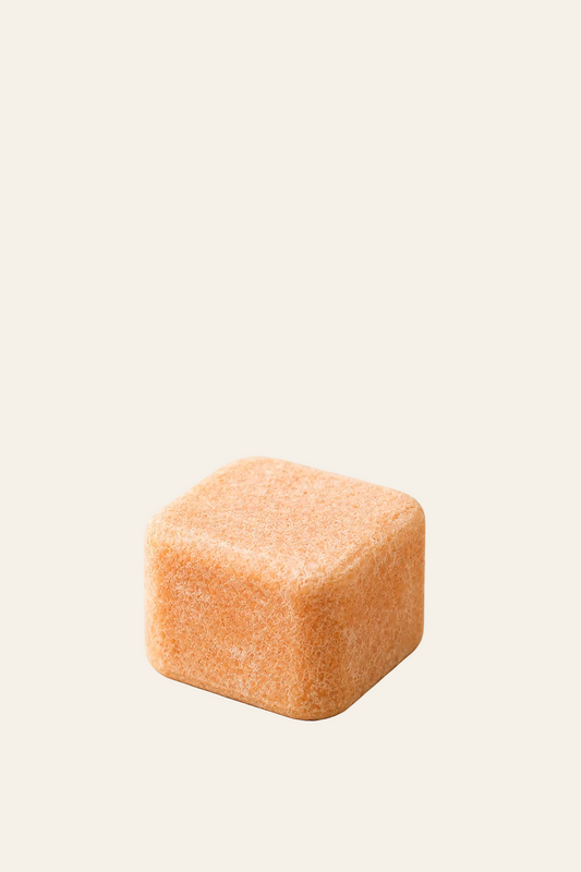 Aromatherapie douchekubus met een verfrissende mix van sinaasappel in licht beige achtergrond als productfoto