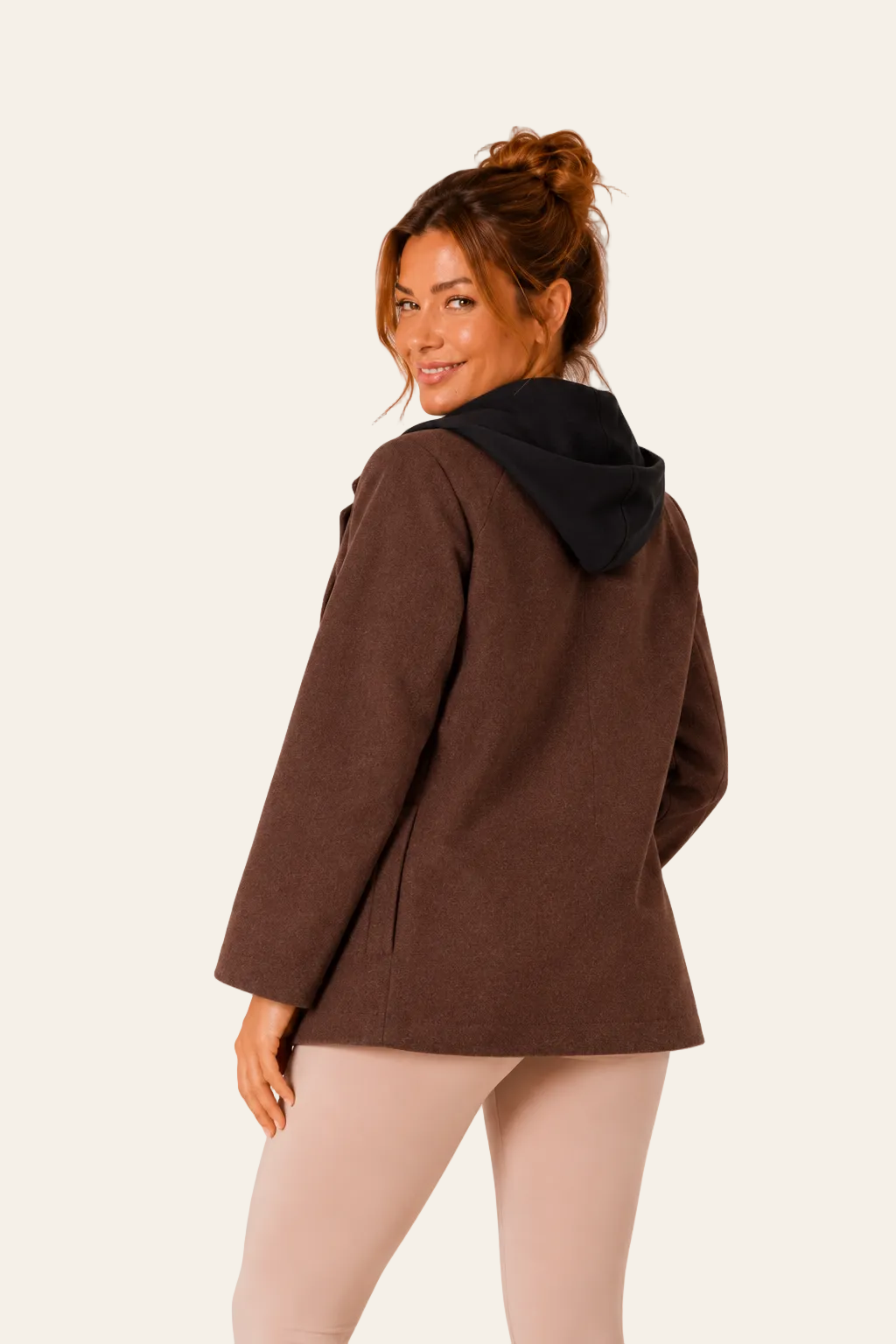 Achteraanzicht van bruine fluwelen LMB Boutique damesjas met losvallende heuplange snit.