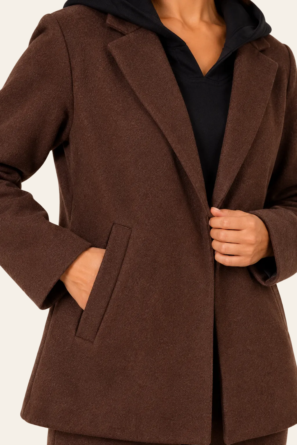 Detail van sjaalkraag, steekzak en zoom van de bruine fluwelen LMB Boutique damesjas.