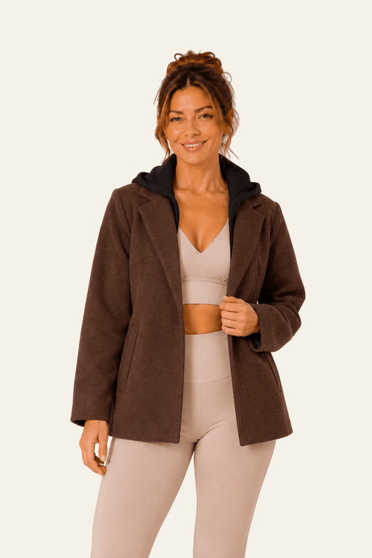 Vooraanzicht van bruine fluwelen LMB Boutique damesjas met brede sjaalkraag, knoopsluiting en zijzakken.
