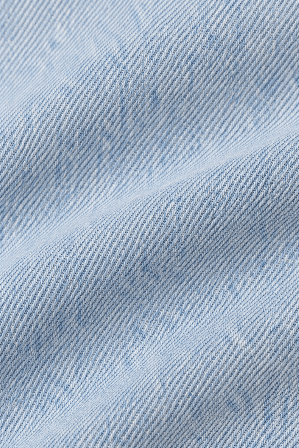 Detail van de denim stofstructuur van balloon fit damesjeans.