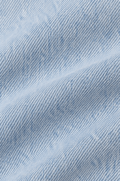 Detail van de denim stofstructuur van balloon fit damesjeans.