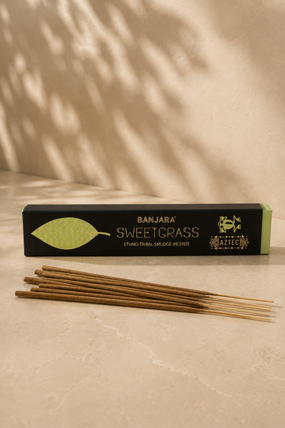 Banjara sweetgrass spirituele wierookstokjes op een donkere beige achtergrond