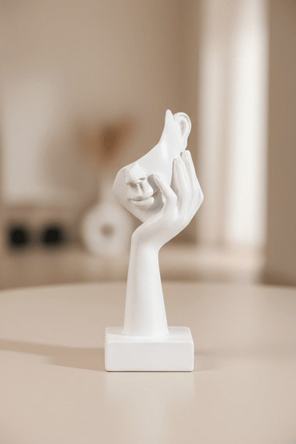 Beeld van polyresin droom figuur in beige thema op de woonkamer tafel