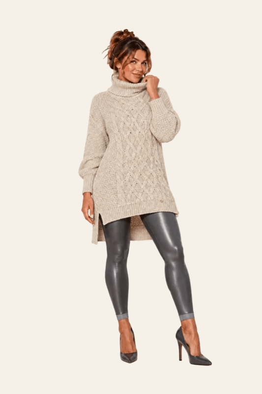 Vooraanzicht van beige LMB Boutique coltrui met asymmetrische snit, zijsplits en plaidpatroon.