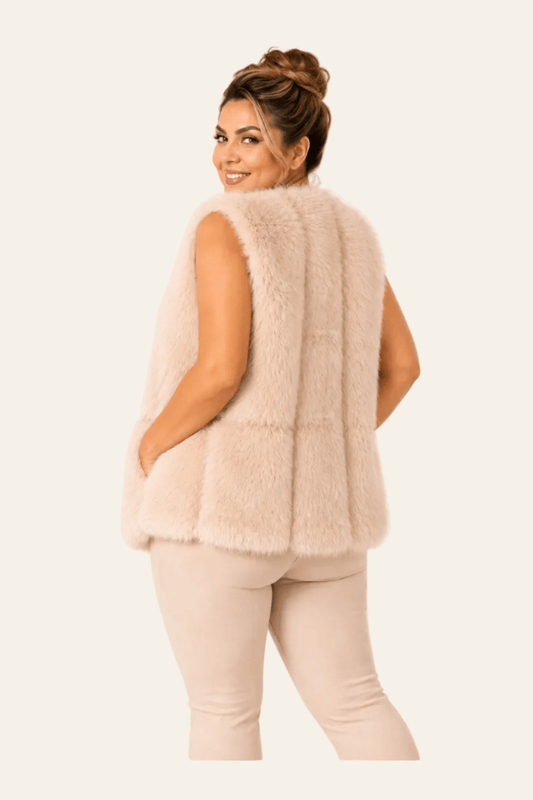 Achteraanzicht van beige mouwloos damesgilet in zachte bontlook.