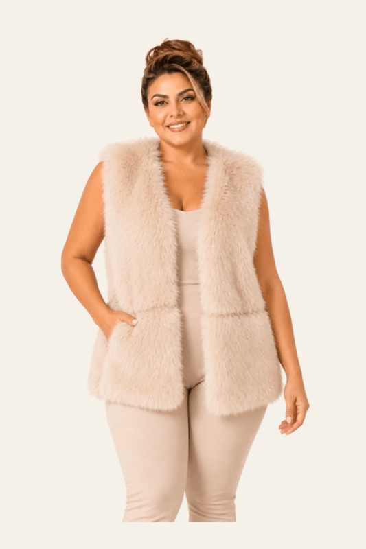 Vooraanzicht van beige damesgilet in bontlook met opgestikte zakken.