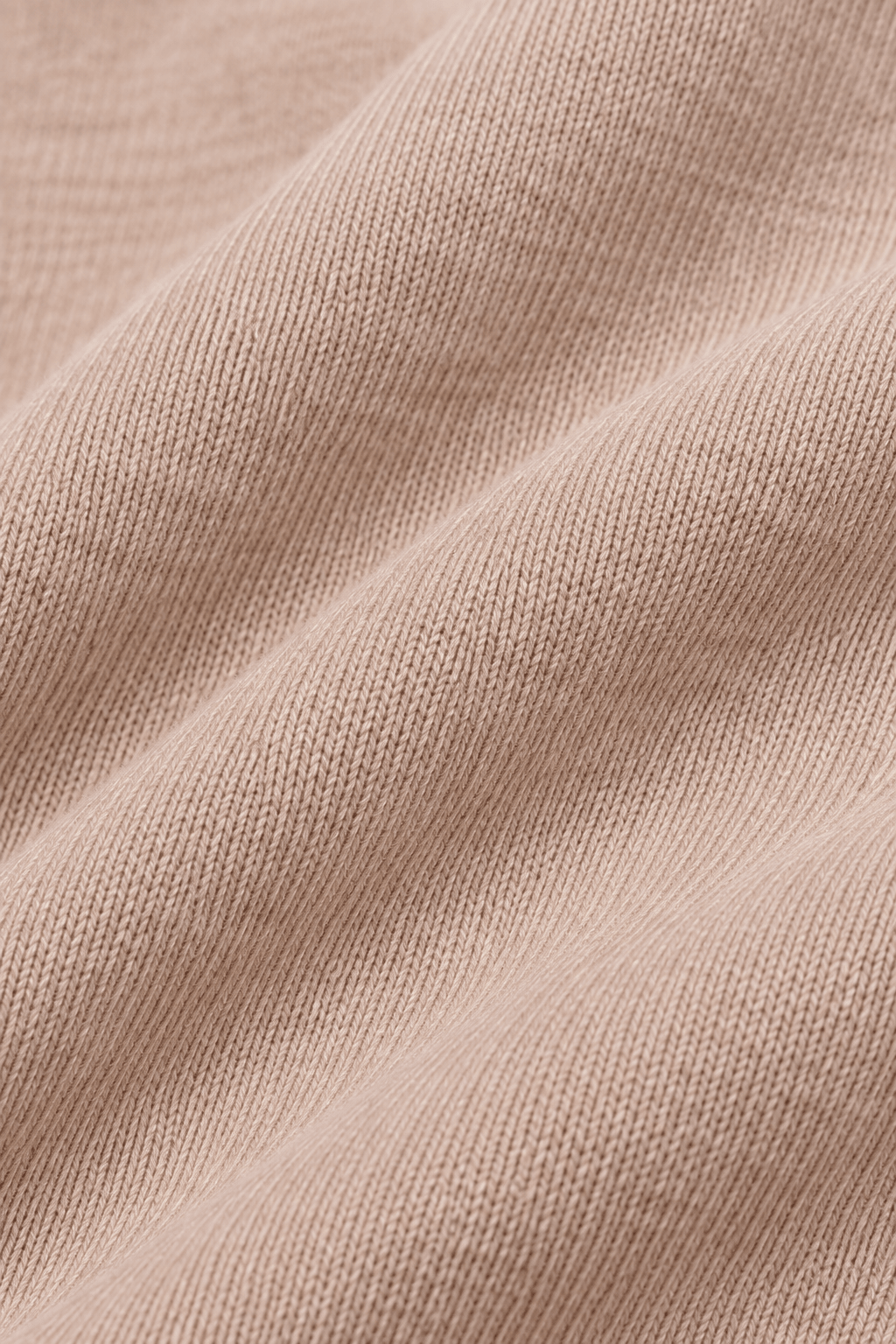 Detail van de stofstructuur van beige damesjoggingbroek.