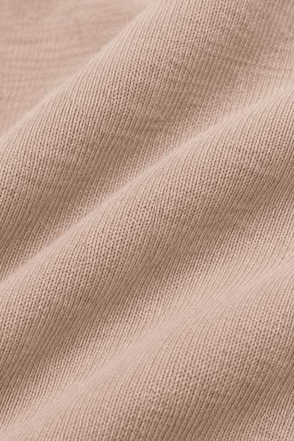 Detail van de stofstructuur van beige damesjoggingbroek.