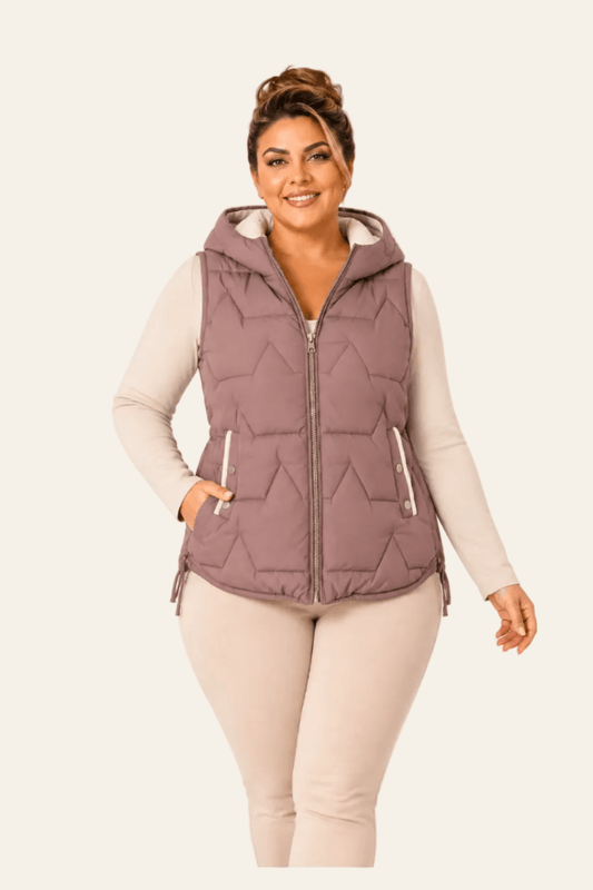 Vooraanzicht van beige gewatteerde damesbodywarmer met capuchon.