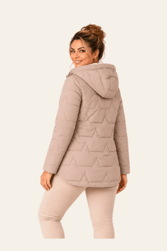 Achteraanzicht van beige gewatteerde damesjas met lange mouwen.