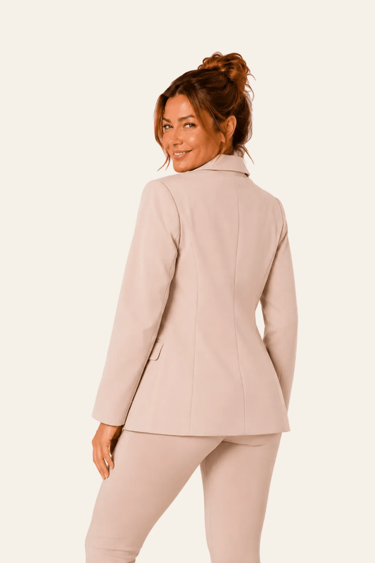Achteraanzicht van beige getailleerd LMB Boutique damescolbert met gladde rug en nette zoom.
