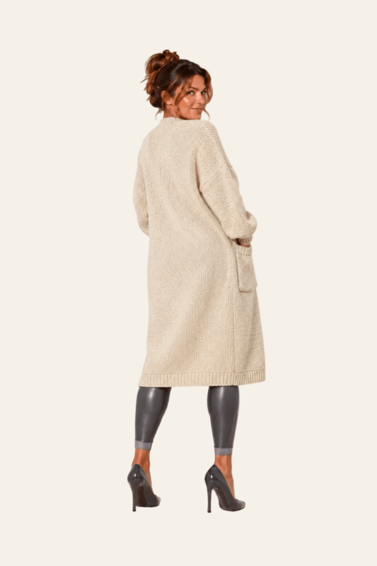 Achteraanzicht van beige LMB Boutique lang damesvest met lange rechte snit.