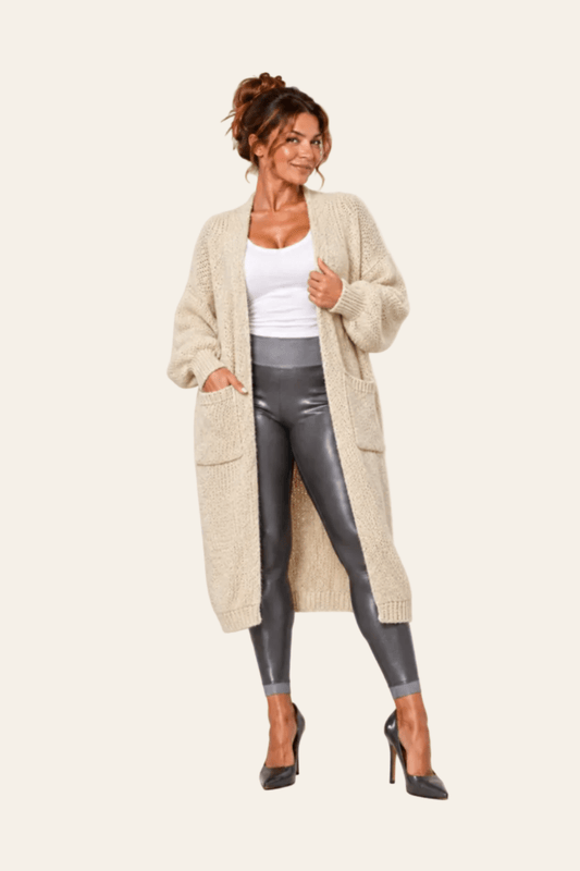 Vooraanzicht van beige LMB Boutique lang damesvest met grote zakken en ruimvallende pasvorm.