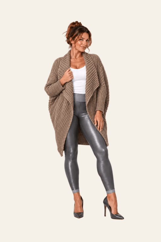 Vooraanzicht van beige lang LMB Boutique damesvest met losse pasvorm en structuurpatroon.