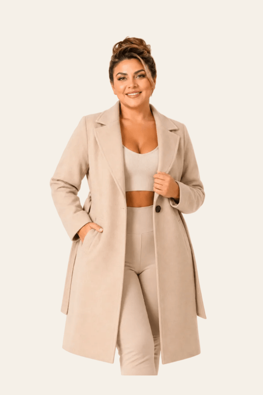 Vooraanzicht van beige lange damesmantel met ceintuur en knoopsluiting.