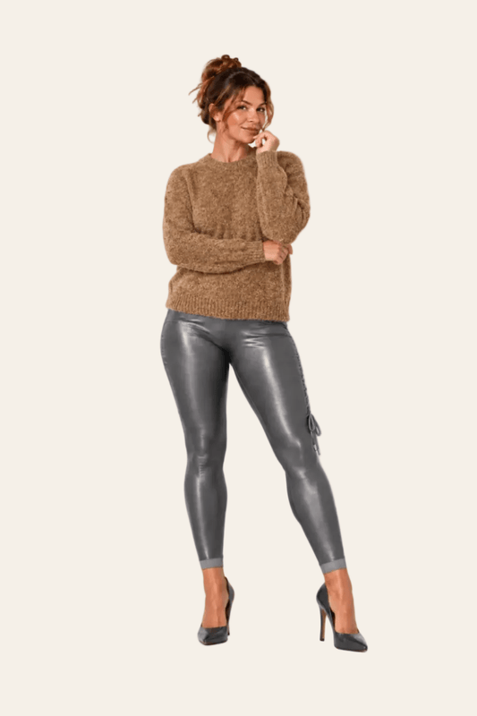 Vooraanzicht van beige LMB Boutique mohair trui met vlechtstructuur en ronde hals.