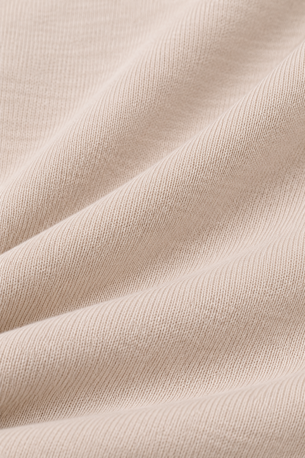 Beige viscose damesblouse met lage col waterplooien en lange mouwen