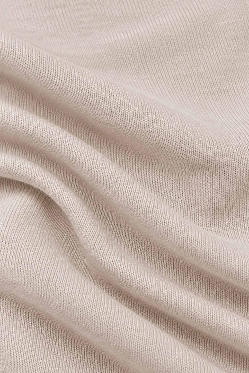 Detail van de beige viscose stofstructuur van de LMB Boutique damesblouse.