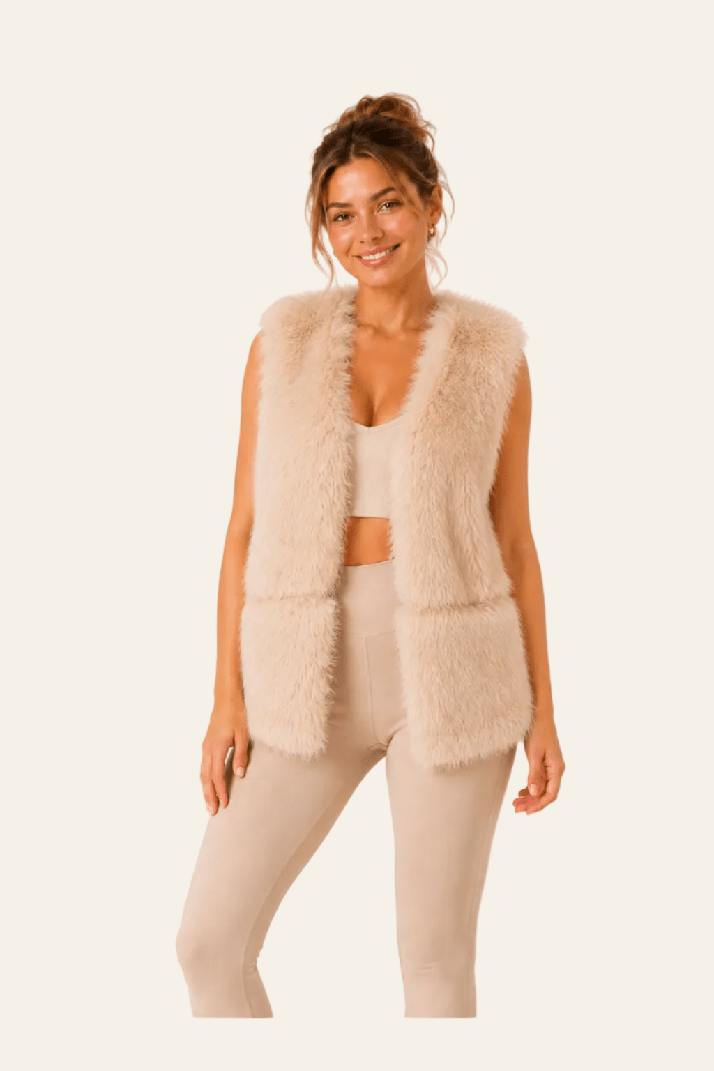 Beige damesgilet in bontlook met opgestikte zakken