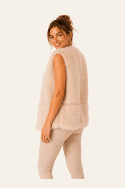 Beige damesgilet in bontlook met opgestikte zakken