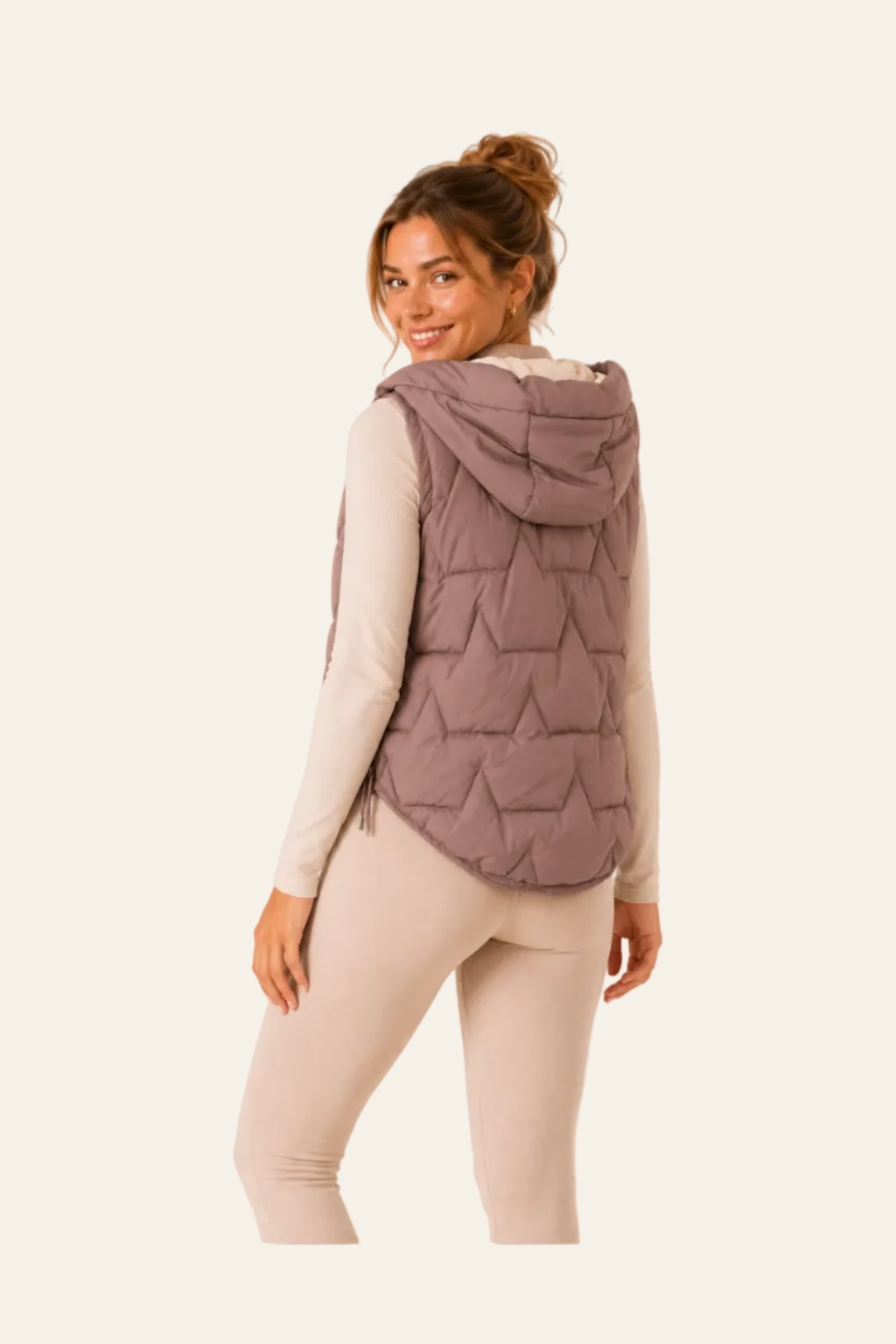 Achteraanzicht van Beige gewatteerde damesbodywarmer met capuchon