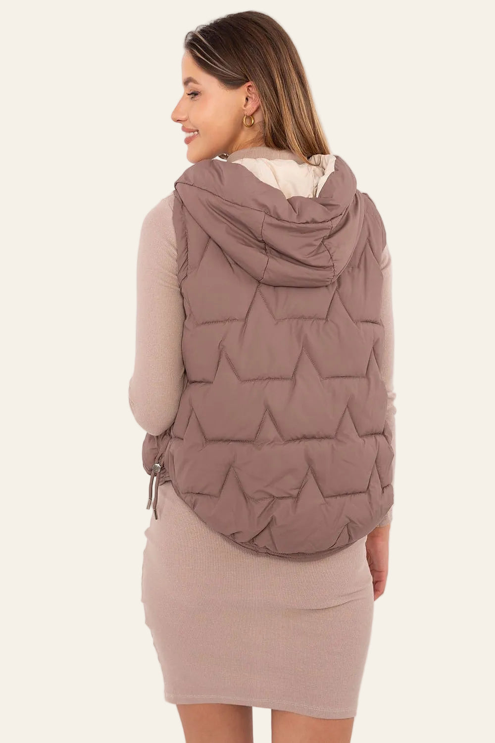 Achterkant van Beige gewatteerde damesbodywarmer met capuchon