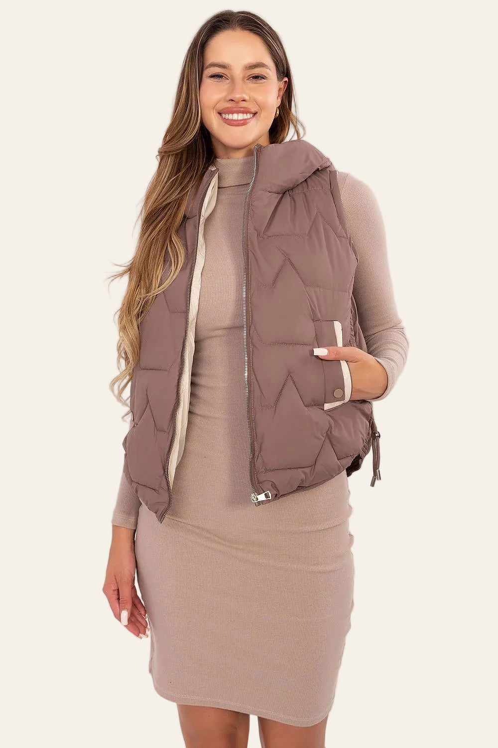Voorzijde van Beige gewatteerde damesbodywarmer met capuchon
