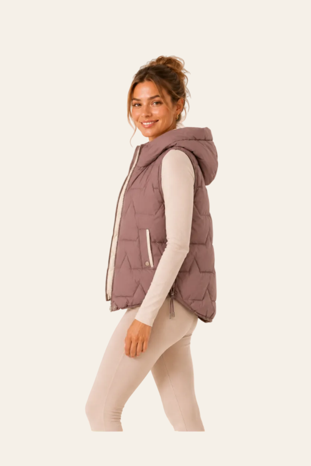 Zijaanzicht van Beige gewatteerde damesbodywarmer met capuchon