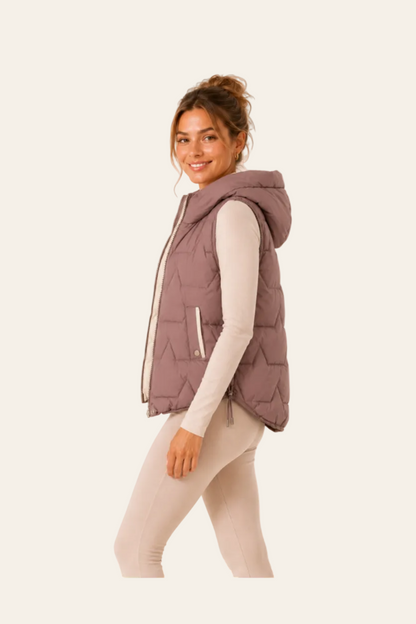 Zijaanzicht van Beige gewatteerde damesbodywarmer met capuchon