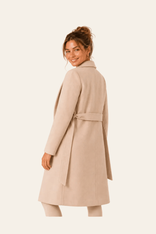 Achteraanzicht van Beige lange damesmantel met ceintuur en knoopsluiting