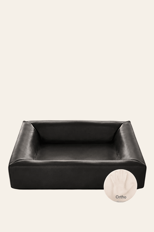 Zwarte Bia Bed Ortho Bia-3 hondenmand met ronde detailafbeelding van een handafdruk in het drukverlagende orthopedische schuim.