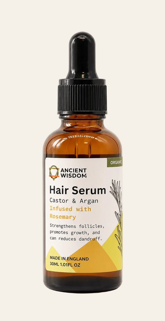 Biologisch haarserum met rozemarijn en arganolie op een lichtbeige achtergrond productfoto