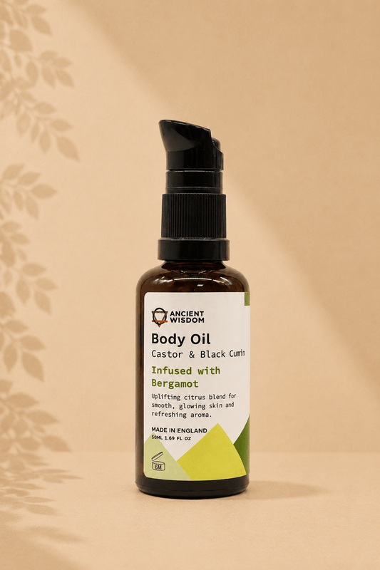 Biologische bodyolie met bergamot geur 50ml in een bruin transparant flesje met zwarte spuitknop