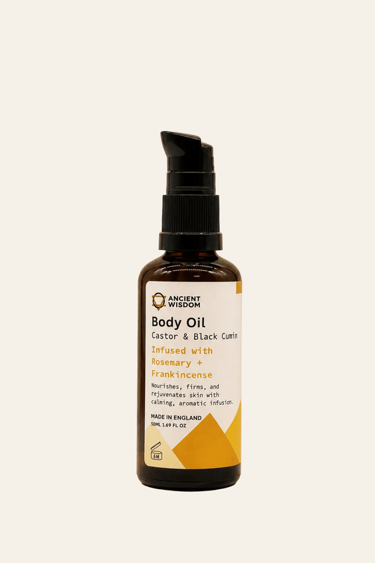  Biologische bodyolie met rozemarijn en wierook geur 50ml in bruine transparante fles met zwarte spuitknop als productfoto
