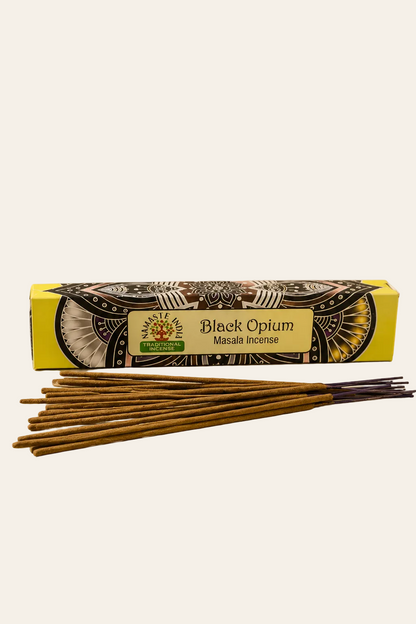 Black Opium masala wierookstokjes op een lichte beige achtergrond als productfoto