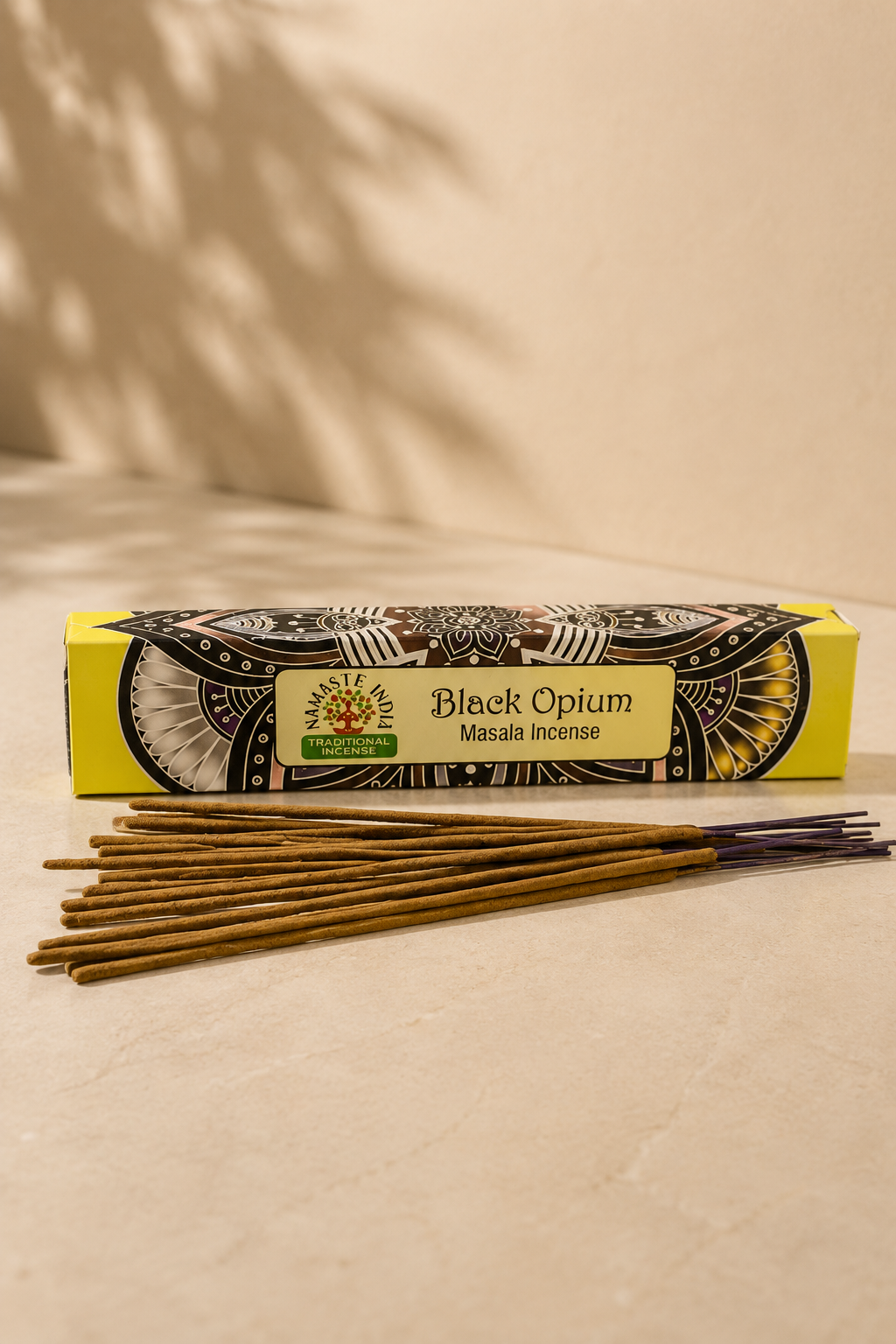 Black Opium masala wierookstokjes op een lifestyle achtergrond in het beige
