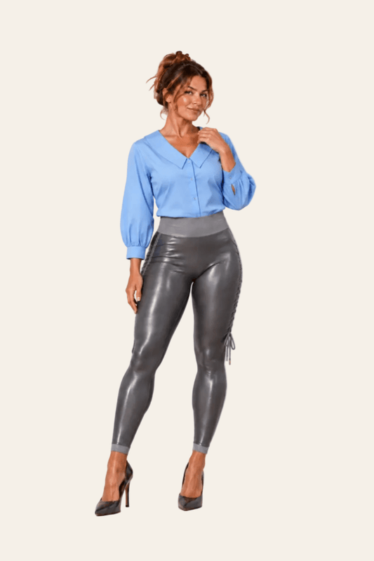 Vooraanzicht van blauwe LMB Boutique damesblouse met grote kraag, V-hals en 3/4-pofmouwen.