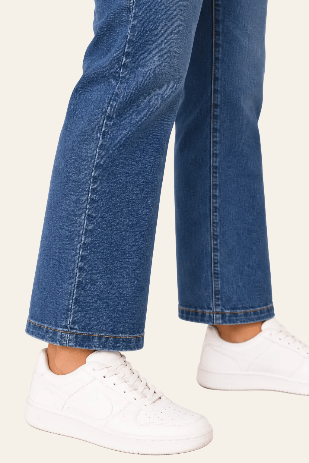 Detail van snit, naad en zoom van blauwe straight leg damesjeans.