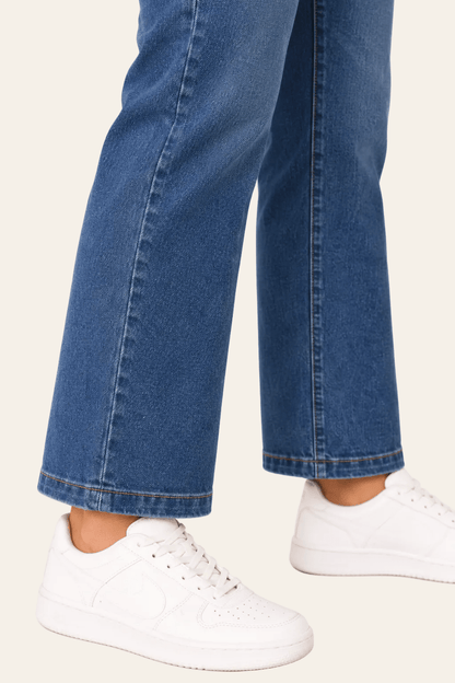 Detail van snit, naad en zoom van blauwe straight leg damesjeans.