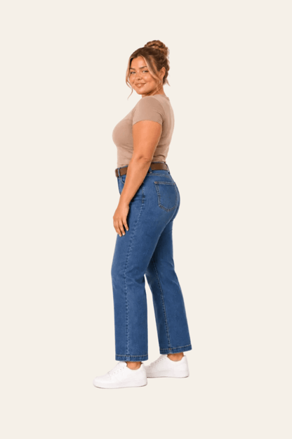 Zijaanzicht van blauwe straight leg damesjeans met hoge taille en riem.