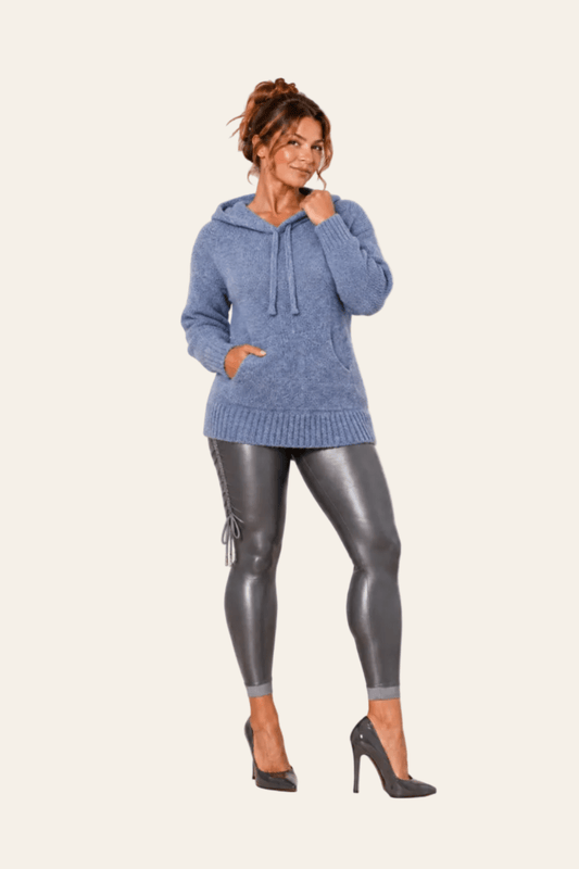 Vooraanzicht van blauwe LMB Boutique wollen hoodie-trui met capuchon en lange mouwen.