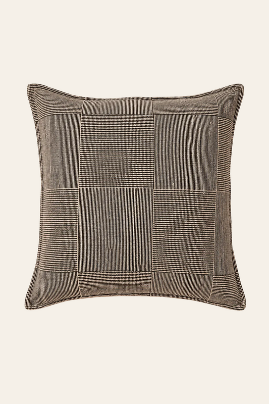 Bloc Party kussenhoes in zwartkleur en naturelkleur 50 × 50 cm, met aandacht voor materiaal, structuur en proportie.