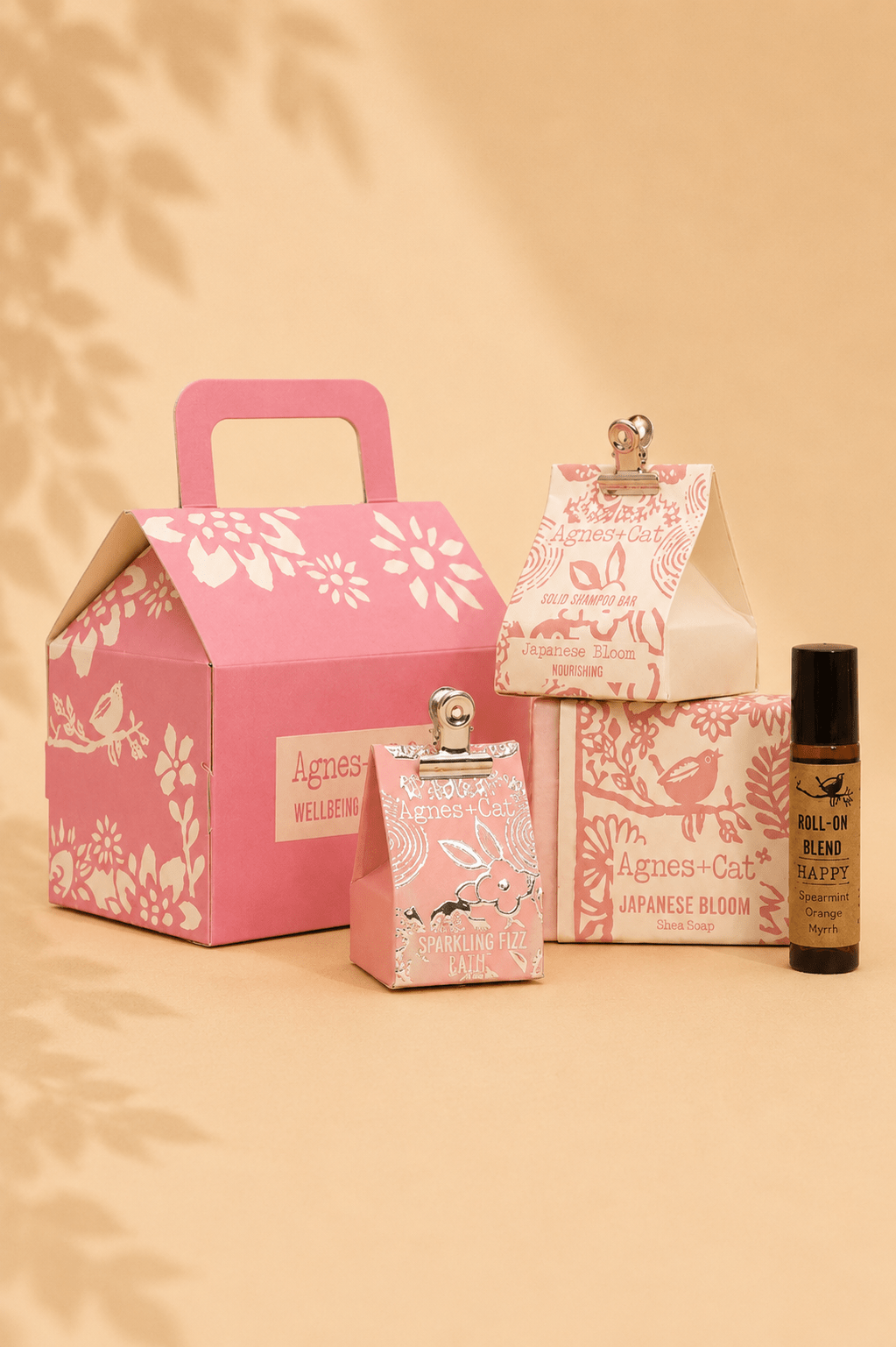 Bloesem en geluk wellnessgeschenkset bestaand uit shampoobar, zeepbar, body oil en lippenbalsem