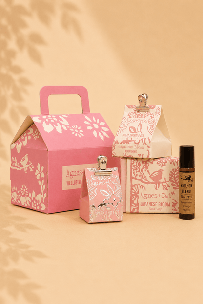 Bloesem en geluk wellnessgeschenkset bestaand uit shampoobar, zeepbar, body oil en lippenbalsem