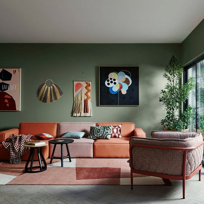 wanddecoratie van zeegras in zebra motief hangend in een woonkamer tegen de muur