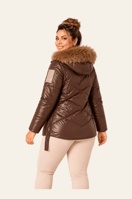 Achteraanzicht van bruine gewatteerde winterjas met capuchon.