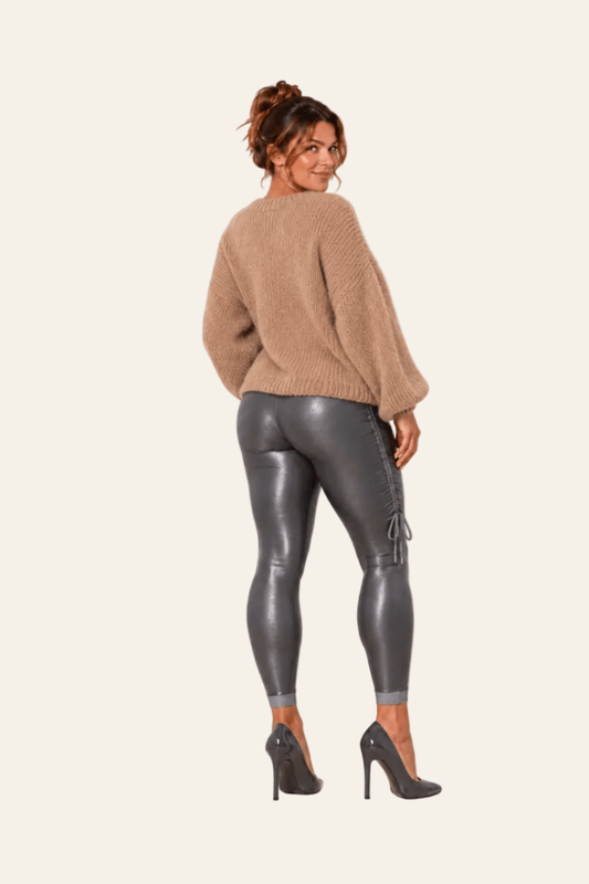Achteraanzicht van bruine LMB Boutique damestrui met lange mouwen en rechte uitstraling.