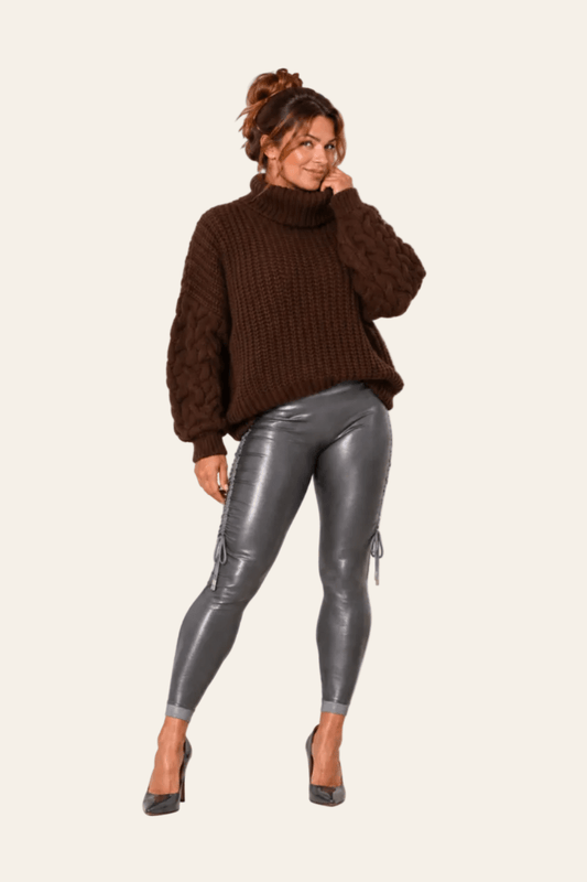 Vooraanzicht van bruine LMB Boutique oversized damestrui met hoge omslagcol en vlechtmouwen.