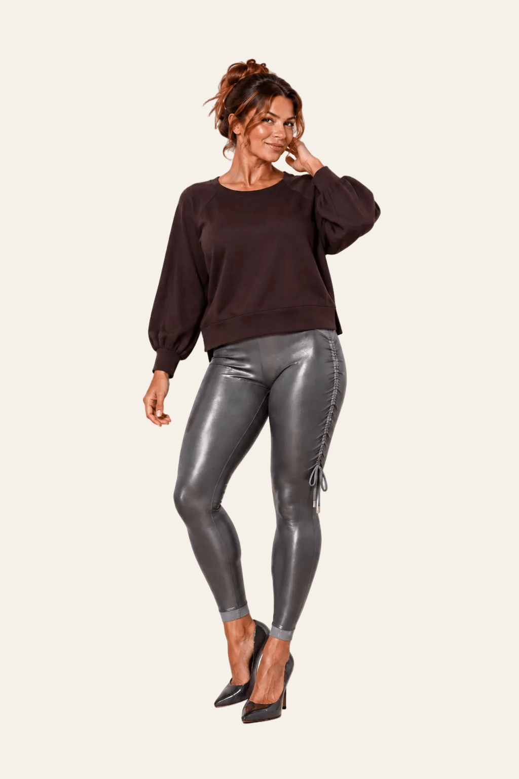 Vooraanzicht van bruine LMB Boutique oversized sweater met ballonmouwen en zijsplitten.